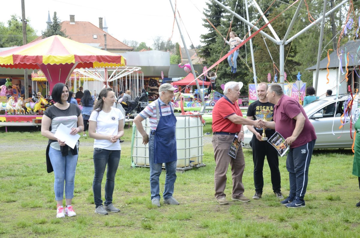 Az ízletes pincepörkölt mind elfogyott a bográcsból