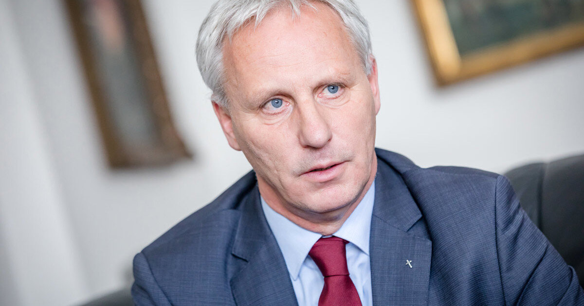Ismeretterjesztő előadásokat finanszíroz a politikus