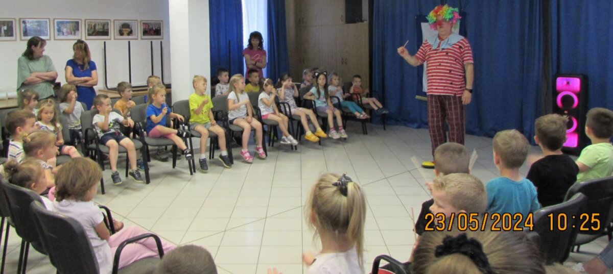 A meglepetés-fellépő vetélkedőt is tartott a kicsiknek